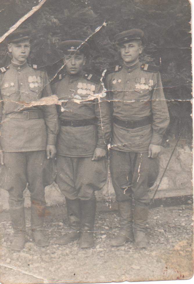Шишов А.Д. с однополчанами. Венгрия. 1945 г.