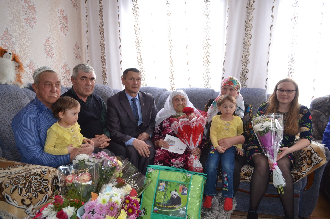 Сания әби кунаклар кабул итә