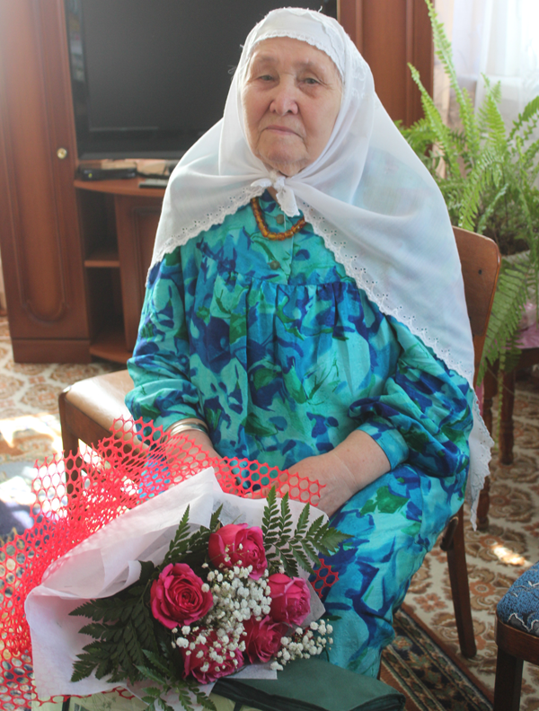 В Нурлатском районе труженицу тыла Гамбар Кутдусовну Шарапову поздравили с 90-летним юбилеем