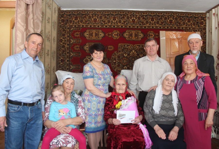 Нурлат: труженицу тыла Танзилю Салахову поздравили с юбилеем