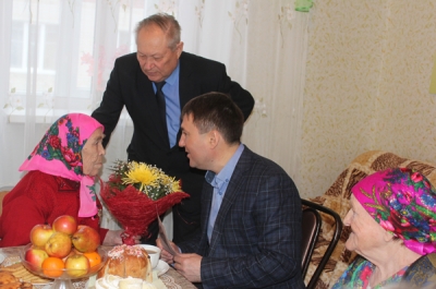 Мария Данилова из Нурлата приняла поздравления по случаю 90-летия