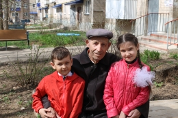 Михаил Чаговский и школьники.