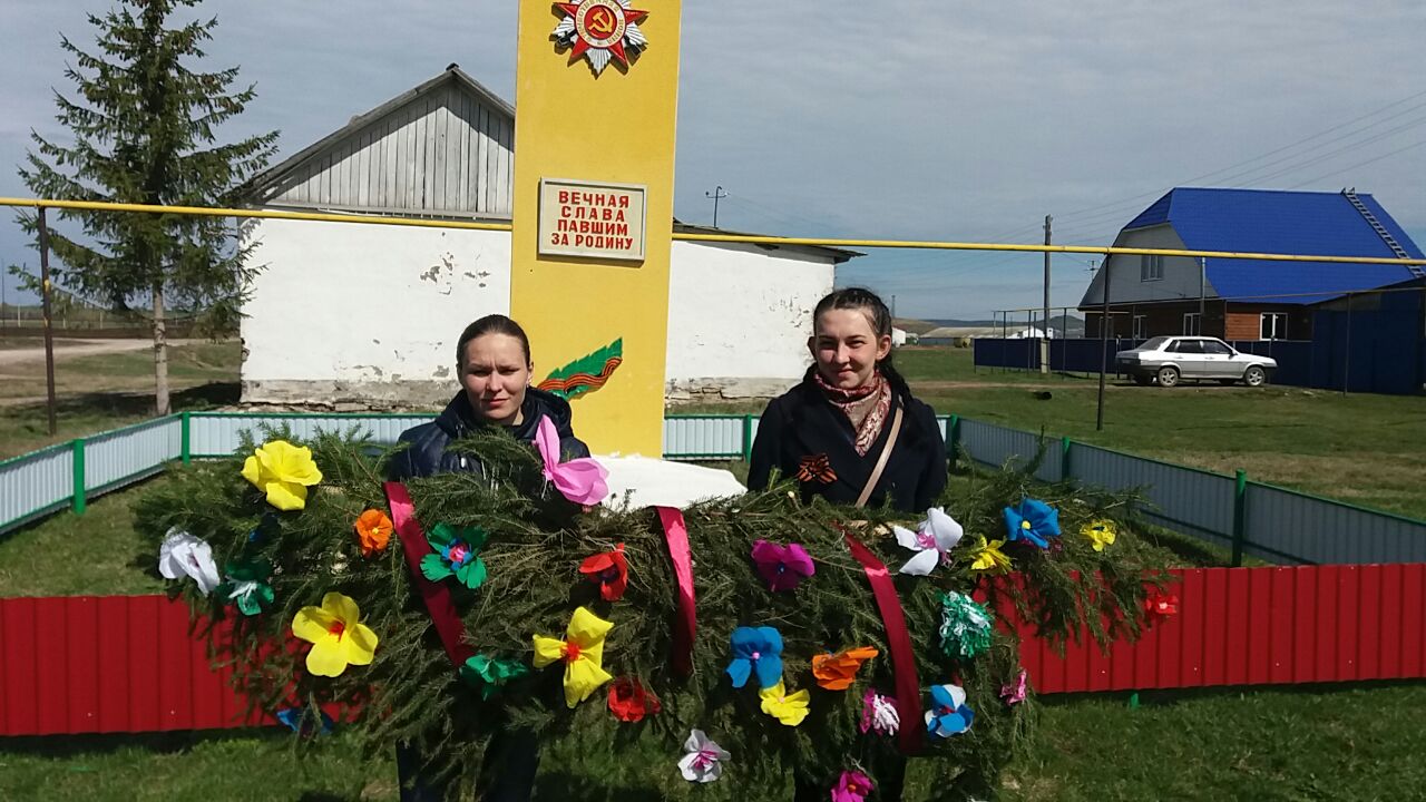 В деревне Бакалы возложили гирлянды у памятника павших.
