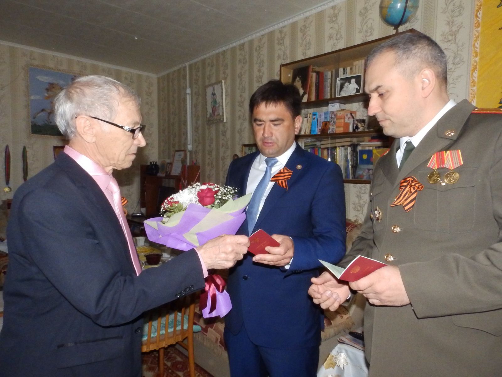 Глава района Сергей Димитриев и военный комиссар района Равиль Гафиев вручили Альберту Салахову удостоверения боевых наград к ордену «Красная звезда» и к медали «За боевые заслуги» его отца.