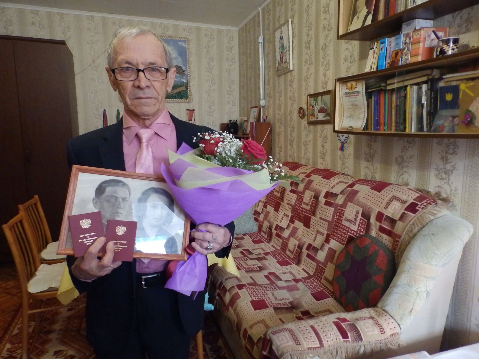 Глава района Сергей Димитриев и военный комиссар района Равиль Гафиев вручили Альберту Салахову удостоверения боевых наград к ордену «Красная звезда» и к медали «За боевые заслуги» его отца.