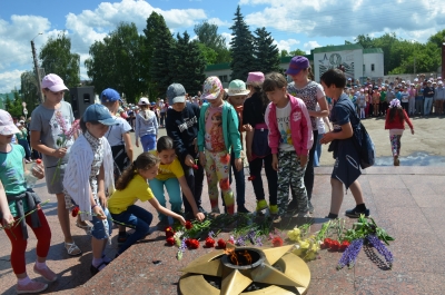 Вам, павшим, цветы от внуков...