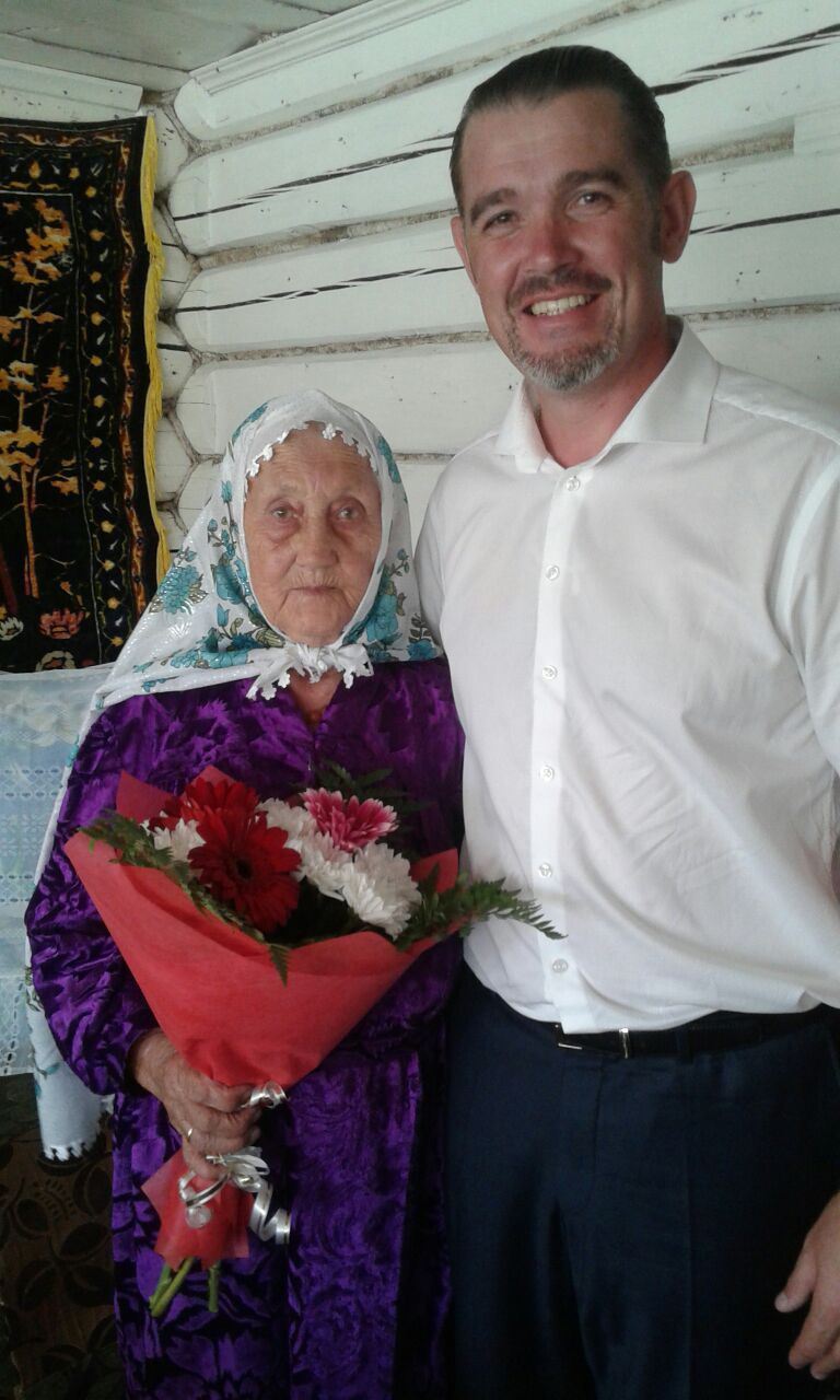 Глава Камско-Устьинского муниципального района Республики Татарстан Павел Лоханов поздравил с 90-летием Вафину Миннеасию Хасанзяновну.