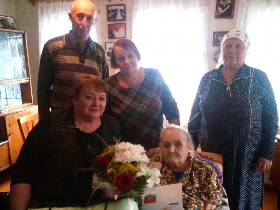 В Нурлате труженицу тыла поздравили с 90-м днем рождения