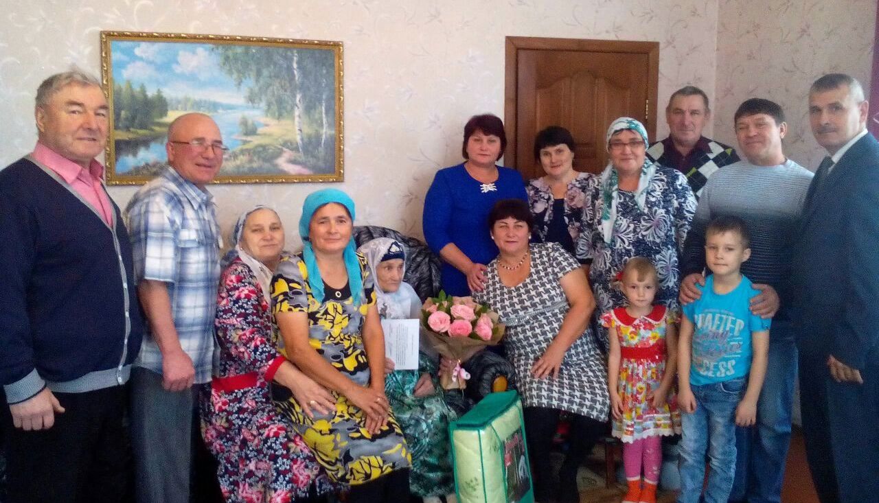 Труженицу тыла из Нурлатского района поздравили с 90-летием