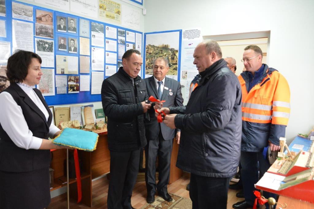 С какой целью начальник Горьковской железной дороги Анатолий Лесун утром остановился в Буинске?