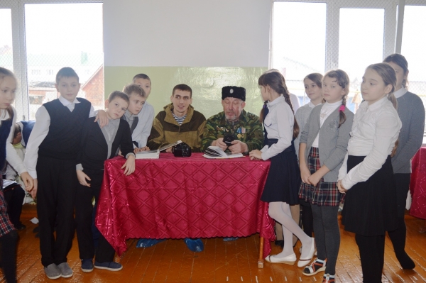 Волонтеры Победы Нурлатской городской школы №8 почтили память советских и российских воинов