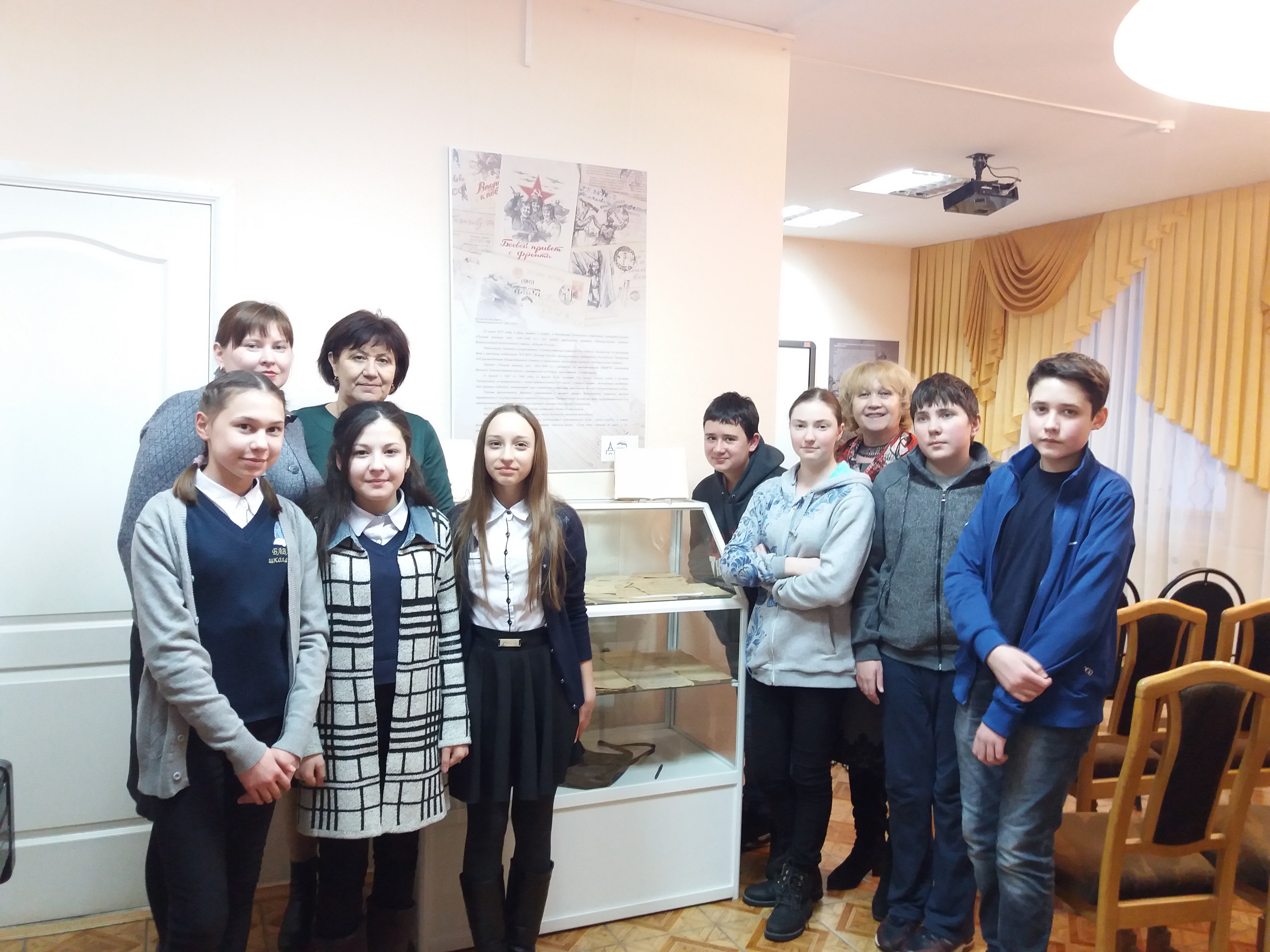 Юные историки школы №6 города Бавлы со своим наставником Никулиной Валентиной Николаевной.