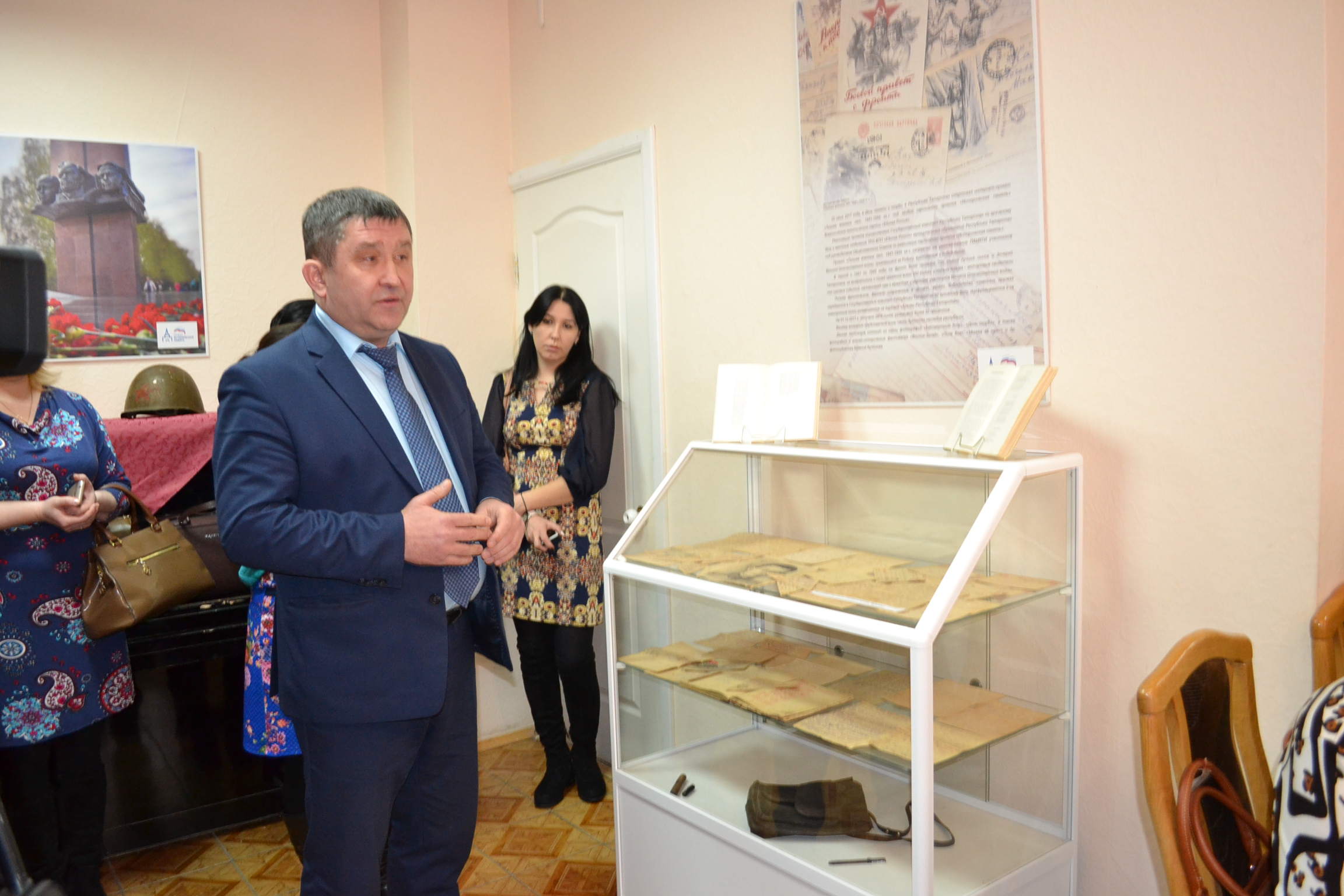 Хранитель семейного архива, директор Покровско - Урустамакской средней школы Чернов Фёдор Иванович рассказывает о письмах своего родного дяди Чернова Григория Ивановича, который с детства писал стихи. В витрине расположены также сборники его стихов.