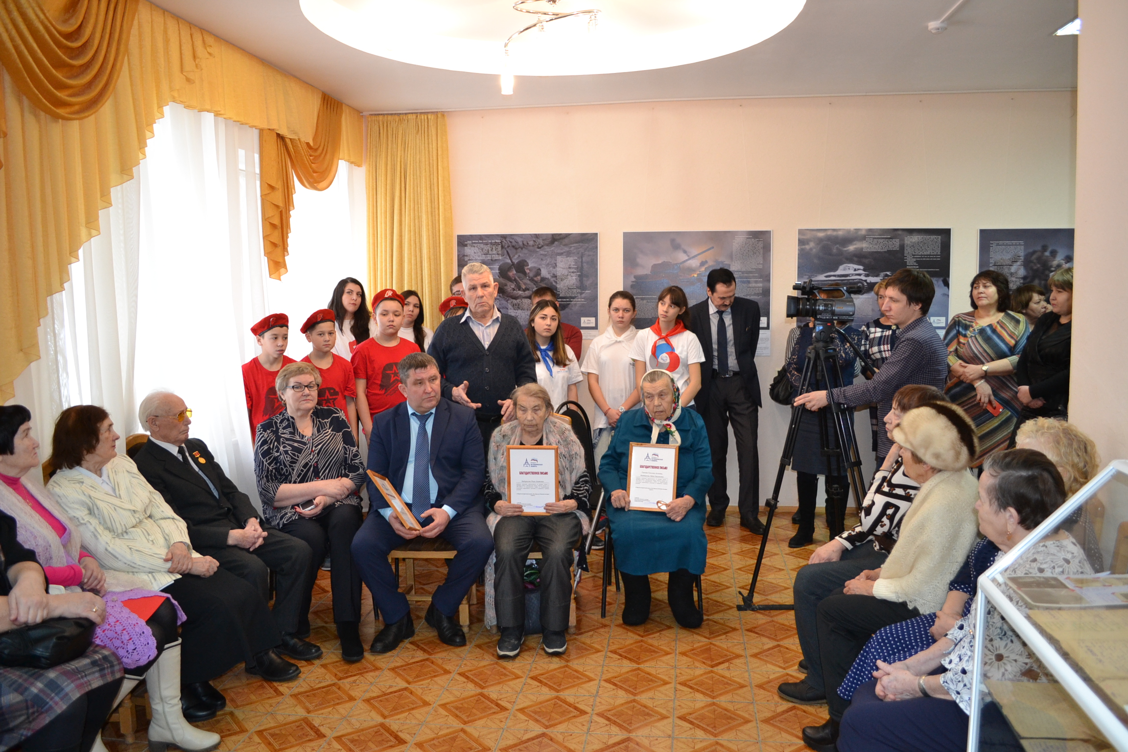 Посетители музея на открытии выставки.