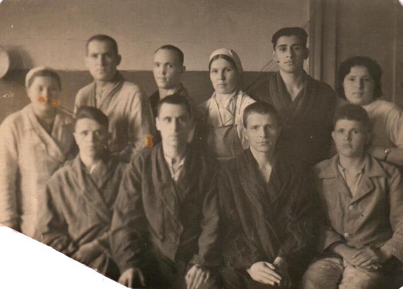 Икенче рәттә уңнан беренче 5781 номерлы эвакогоспитальда Казанда Асия