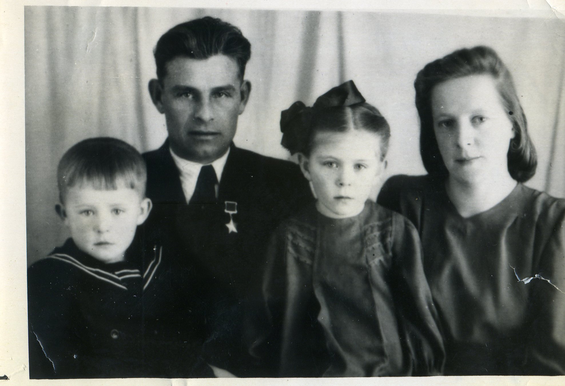 Лидия Белоусова с мужем и детьми. 1960-е гг., Бондюга.