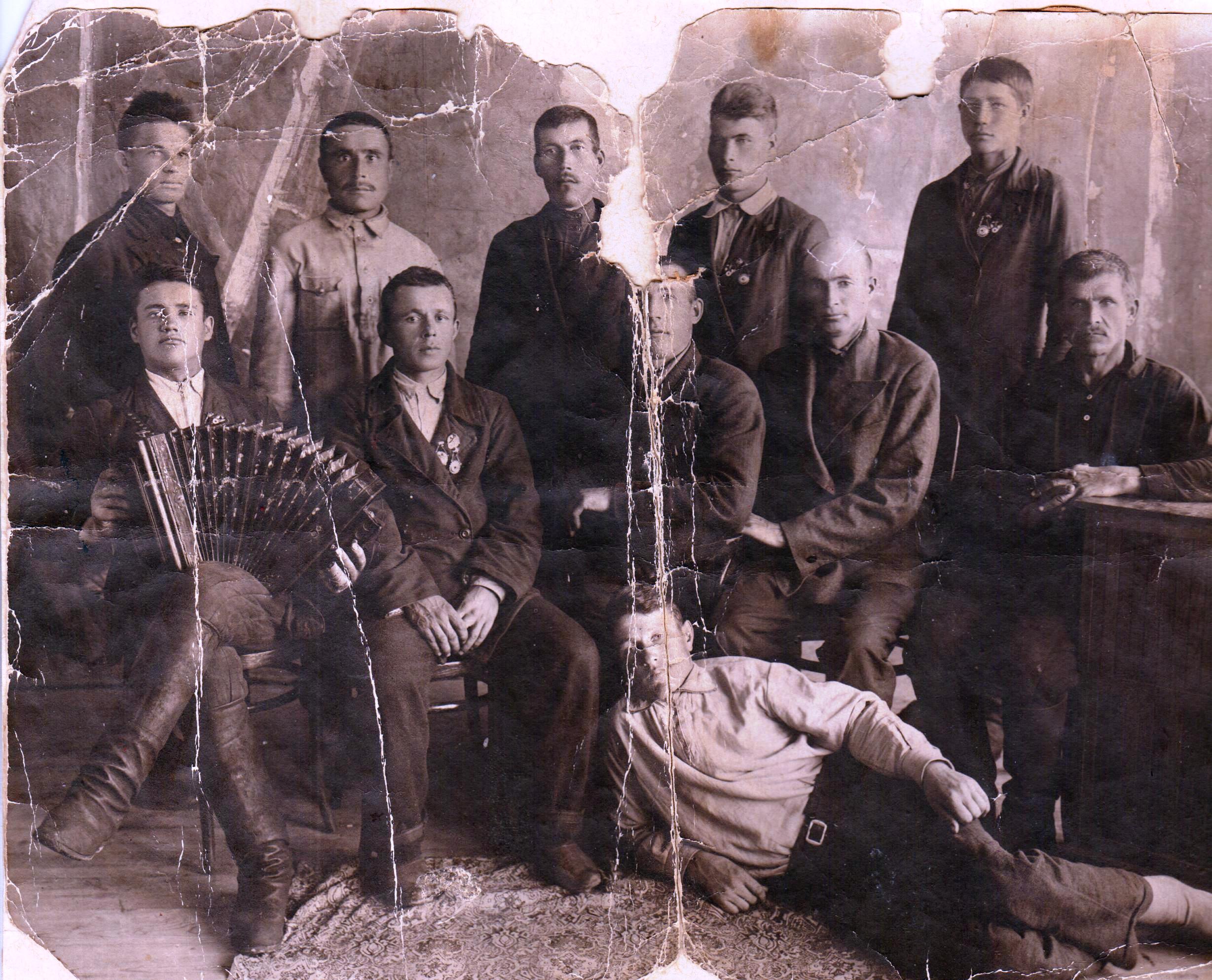 Фото из архива: Хаметзянов Салих Ахмеджанович (справа с гармошкой)