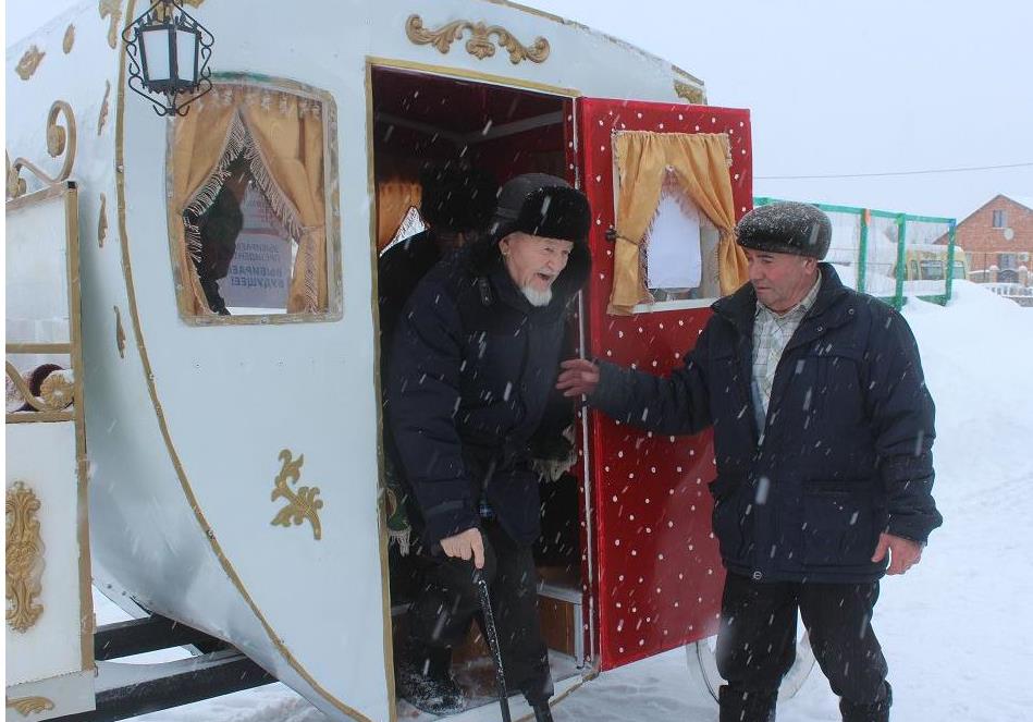 В селе Чулпаново представители старшего поколения на избирательный участок приехали в карете