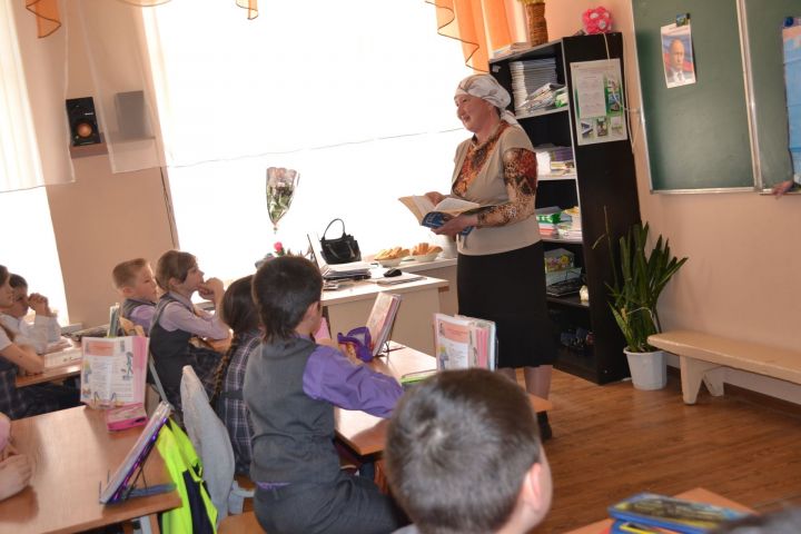 Читает детям о войне директор Централизованной библиотечной системы Тимербаева Гульнара Ильвартовна