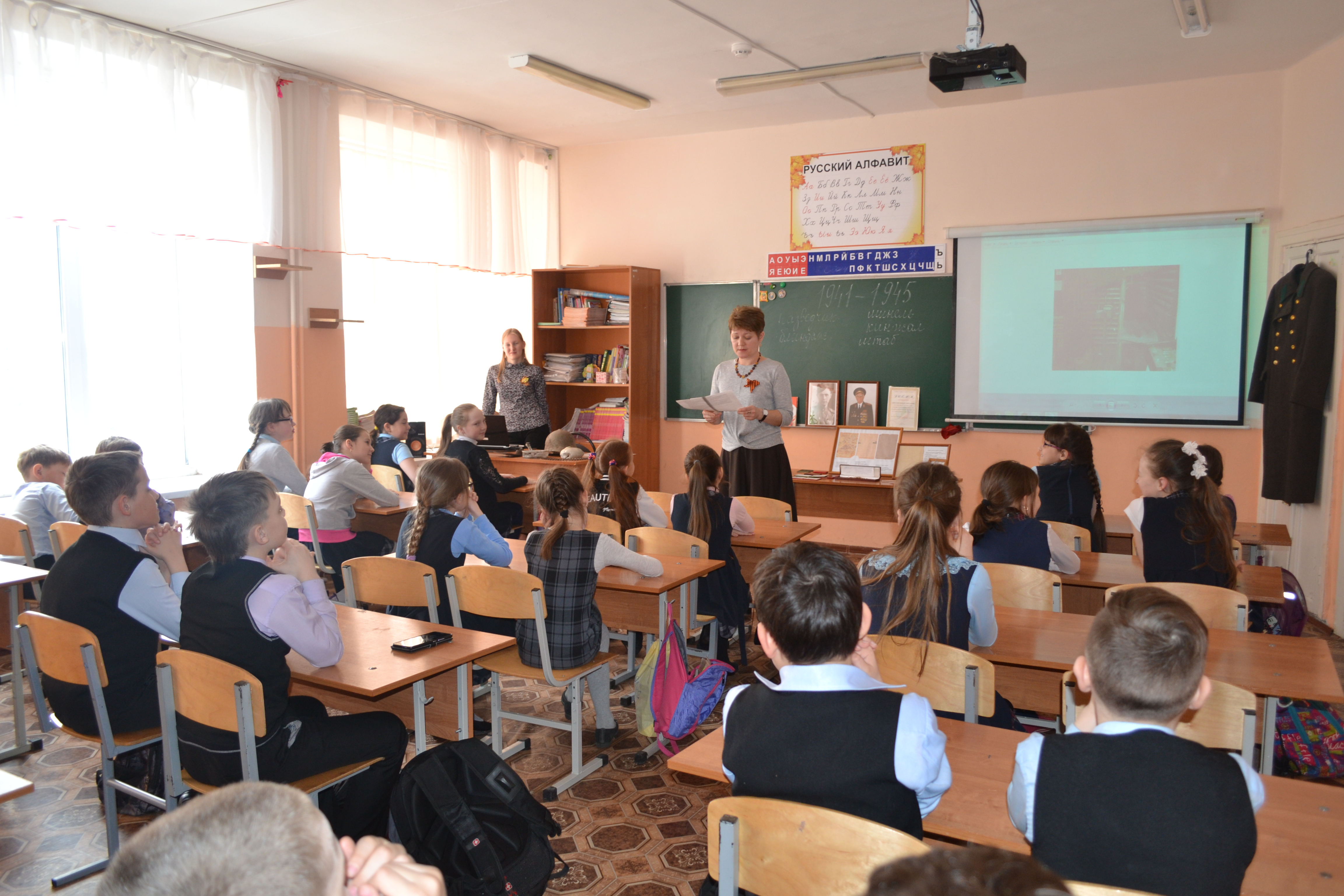 Читает детям о войне методист Музея истории и культурного наследия Агрызского муниципального района РТ Джаметова Лилия Фаридовна.