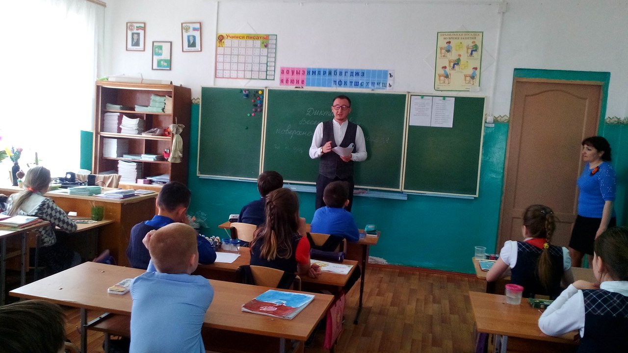 Читает детям о войне директор Молодежного центра Шахмин Марсель Фаатович.