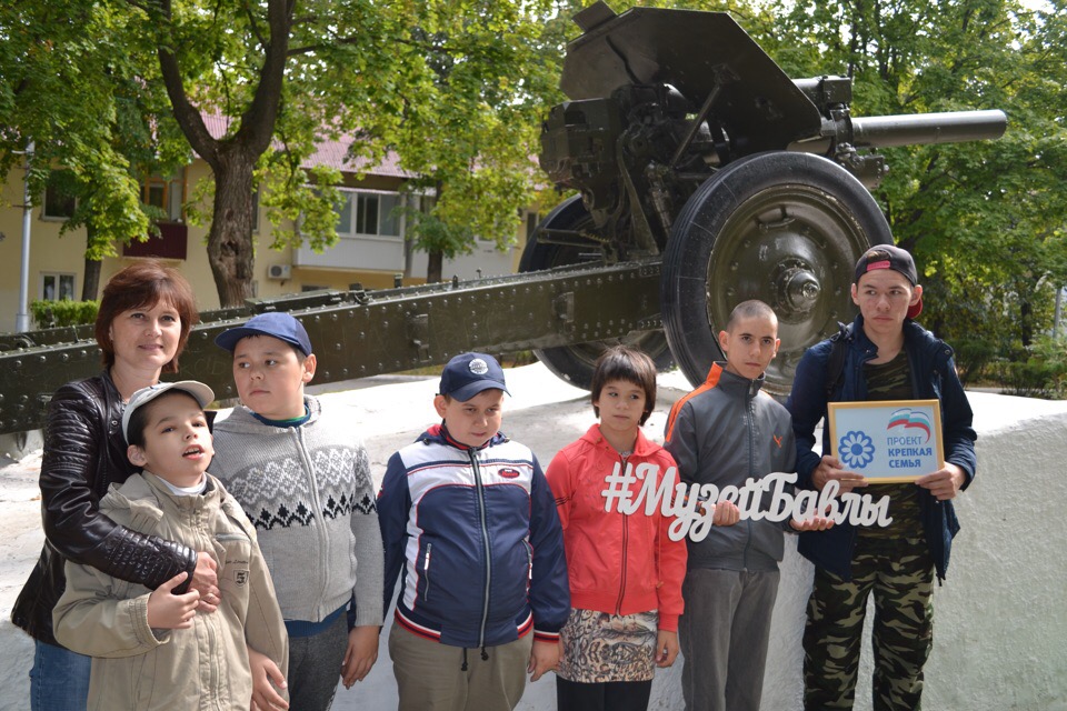 Краеведческий музей пригласил воспитанников реабилитационного центра «Шатлык» на пешеходную экскурсию «Памятные места города Бавлы».