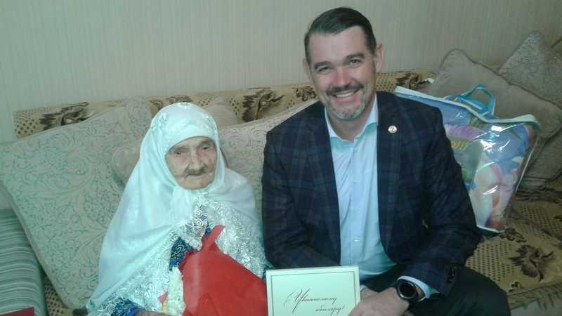 Глава Камско-Устьинского муниципального района Павел Лоханов поздравил с 100-летним юбилеем Мулюкову Миннегайшу Ярулловну