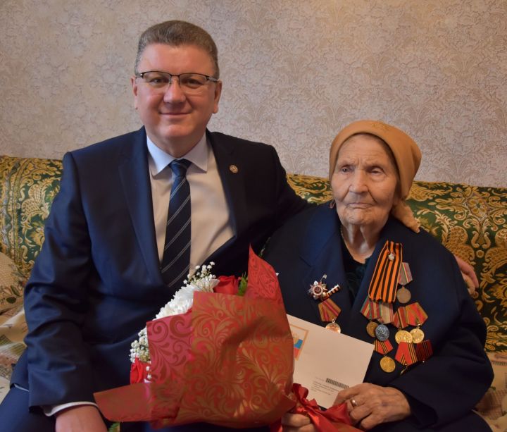 Глава Нурлатского района поздравил участницу войны с 95 – летием