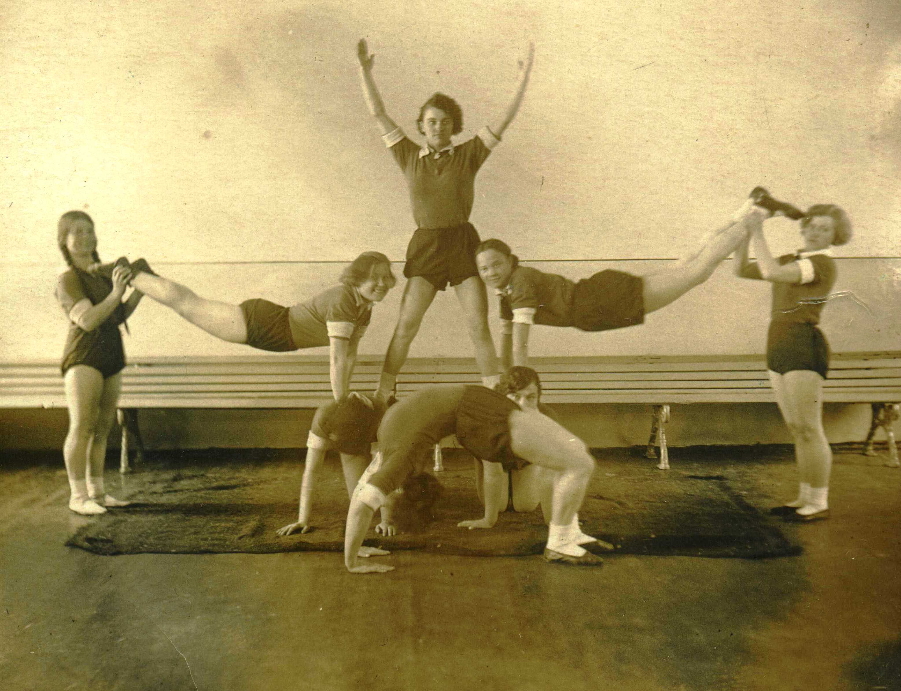 Комсомолки-физкультурницы Бондюги. 1930-е ггю