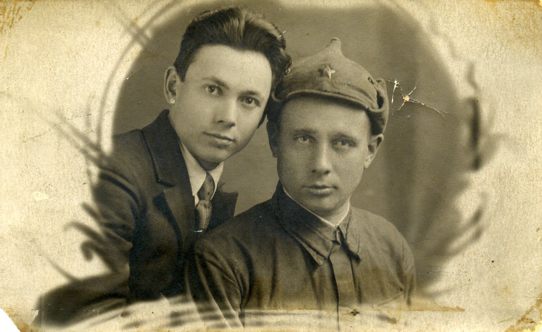 М.Каюмов справа, 1940 г.