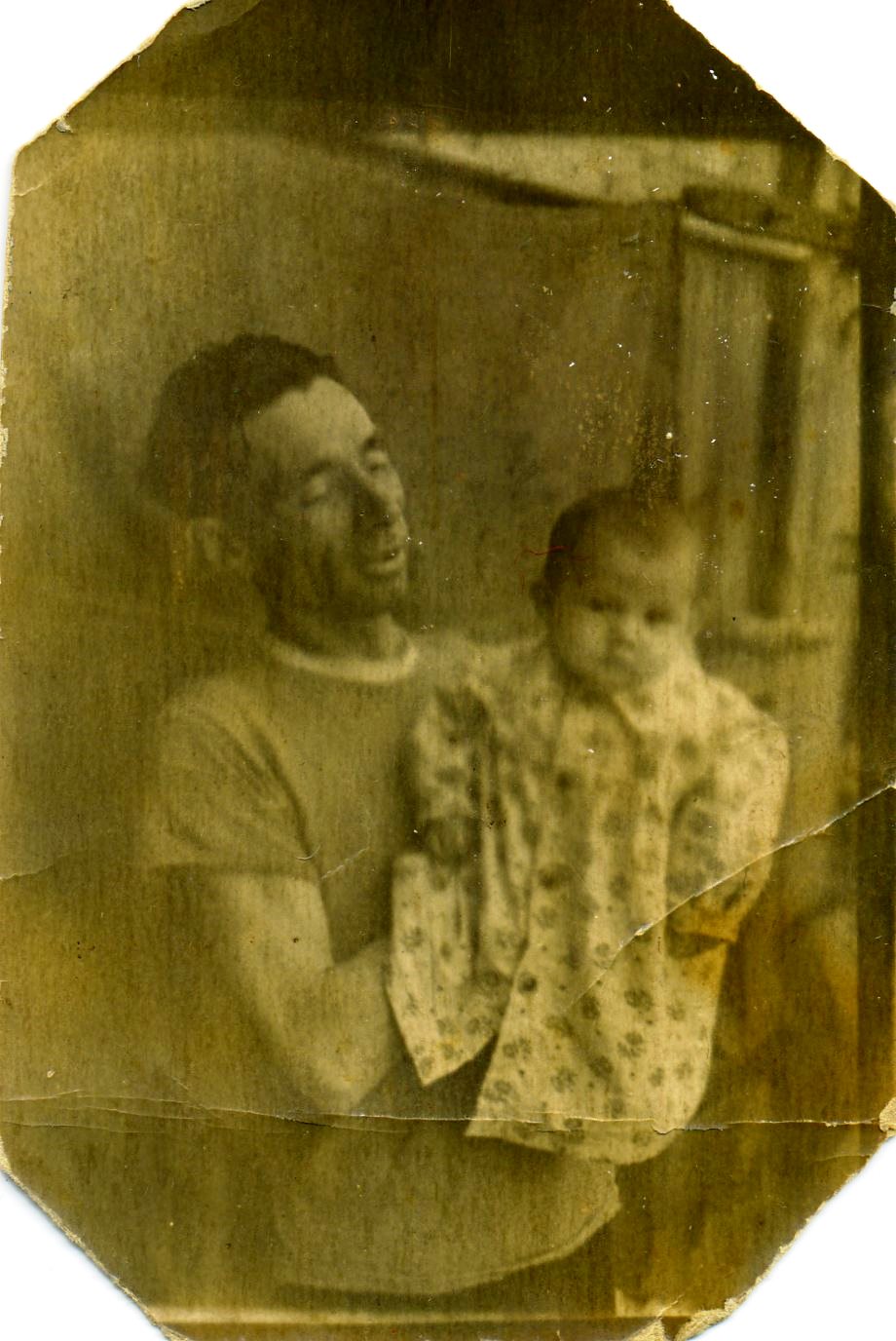 М.Каюмов с дочерью. 1954 г.