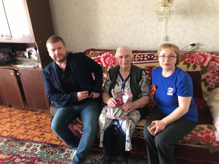 Нурлатские единороссы поздравили тружеников тыла с Днем Победы