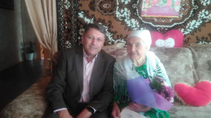 В Нурлатском районе труженицу тыла поздравили с юбилеем