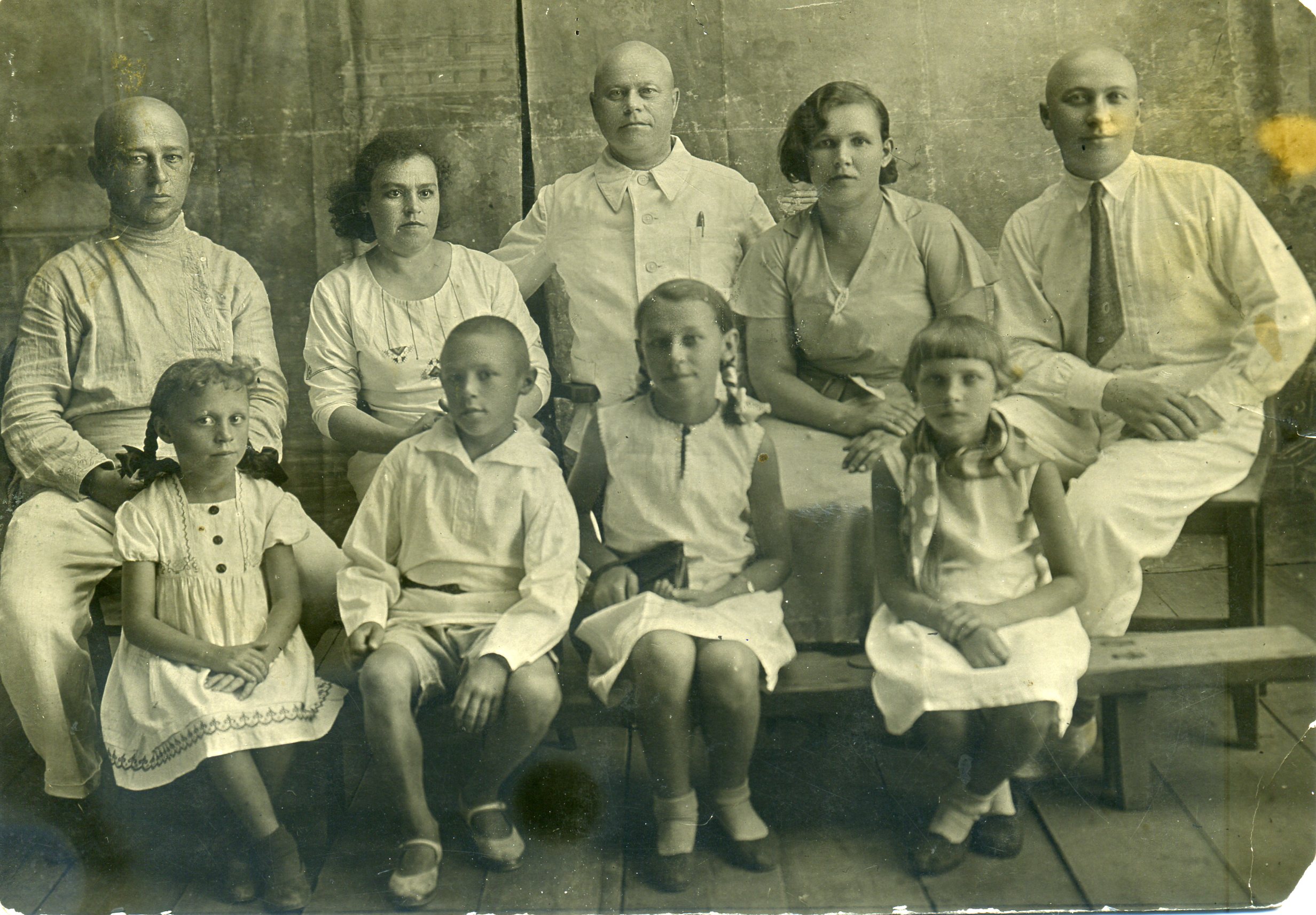 Фото из архива Добрынина И.М. Адриановский с женой слева. 1924 г.