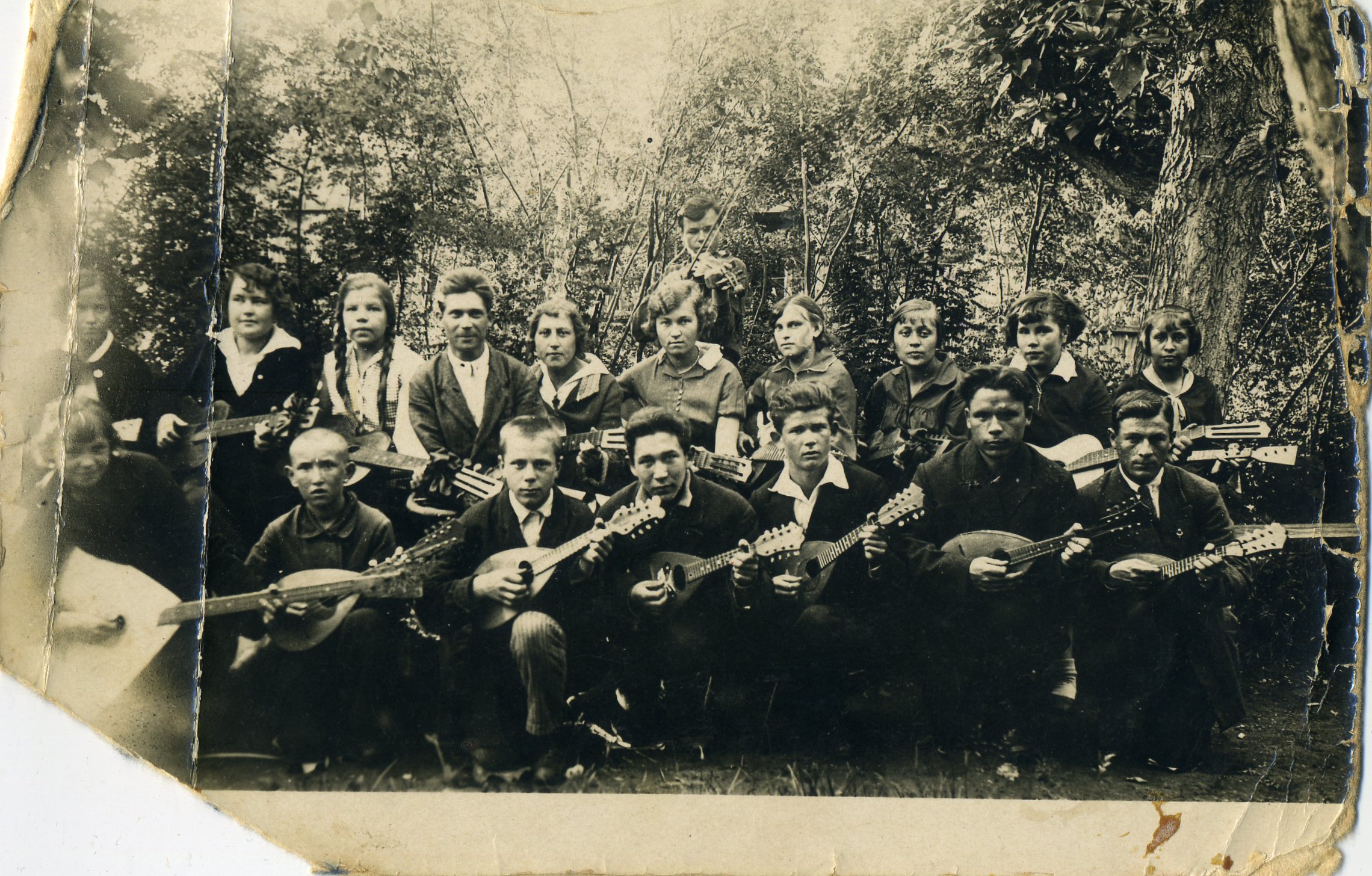 Струнный оркестр, рабочий поселок Бондюжский 1934 г. Леонид Осокин в первом ряду третий слева..