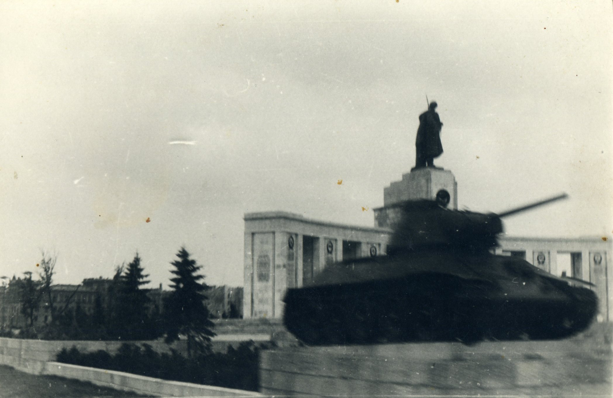 У Бранденбургских ворот в Берлине. Фото Прохорова В.П.