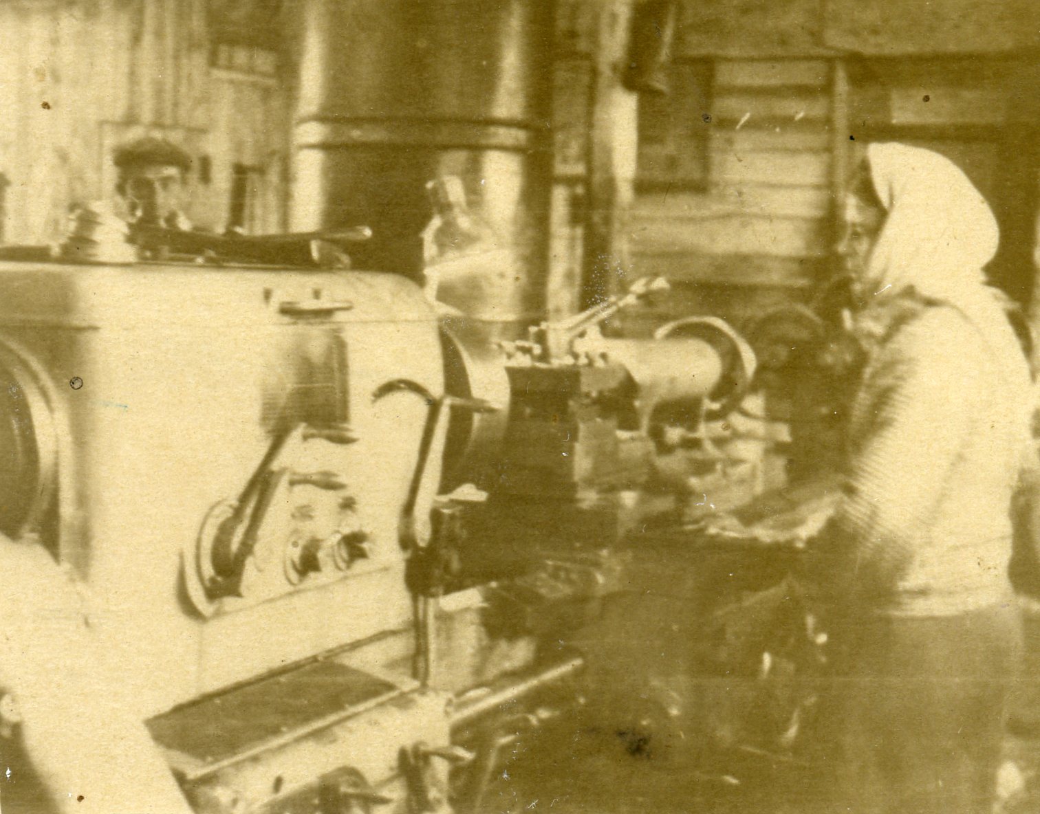 Молчановова Е.С. у токарного станка. 1954 г.