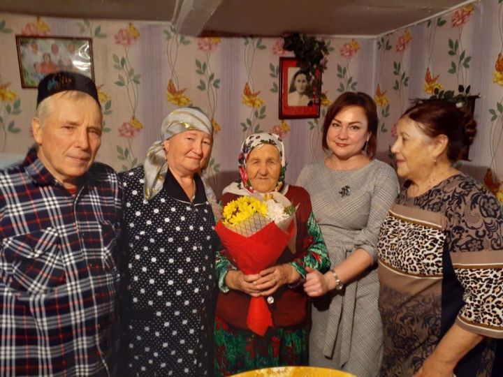 Жительница Нурлатского района приняла поздравления с юбилеем
