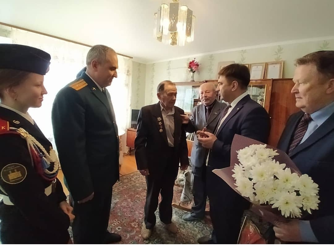 Бөек Ватан сугышы ветераны Риза Галин бүләкләнде.