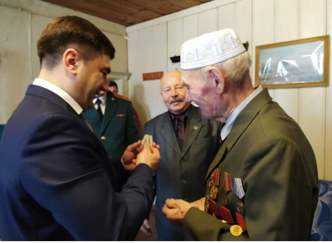 Бөек Ватан сугышы ветераны Фәрхетдин Галәвиев бүләкләнде.