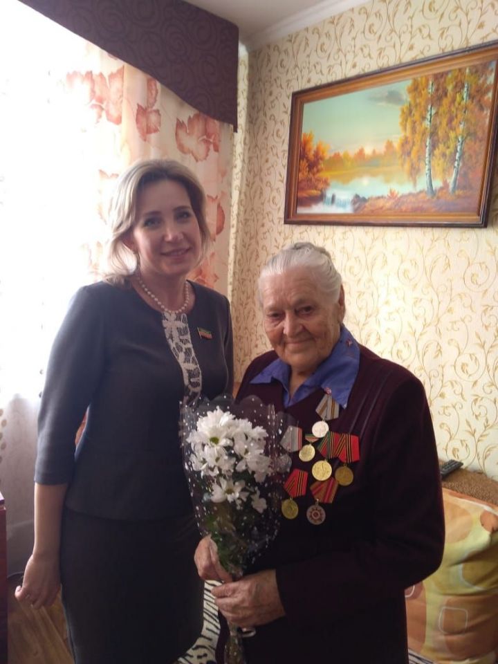 Депутат Госсовета на дому вручила юбилейные медали труженикам тыла Нурлата