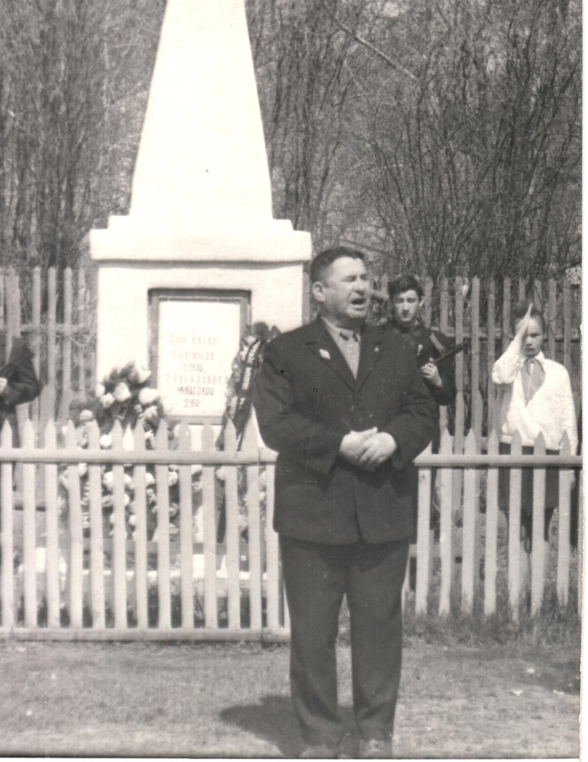 Директор Иж-Бобьинской СШ Ахнаф Шайдуллович Нуруллин, участник ВОВ, выступает на митинге, посвящённом Дню Победы. Памятник был сооружён в годы его руководства школой.