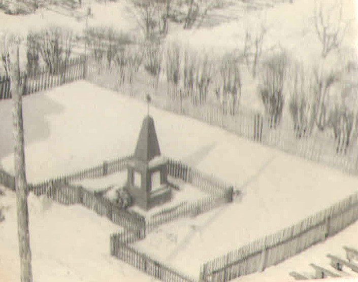 Первоначальный вид памятника павшим в боях учителям и ученикам Иж-Бобьинской средней школы. Начало 1970-х гг. Автор фотоснимка Гараев Р.М.