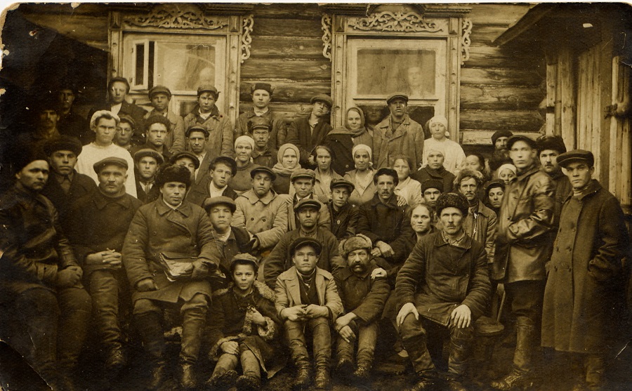 Рабоче-крестьянская артель 1930 г (мама в верхнем ряду 3 справа)