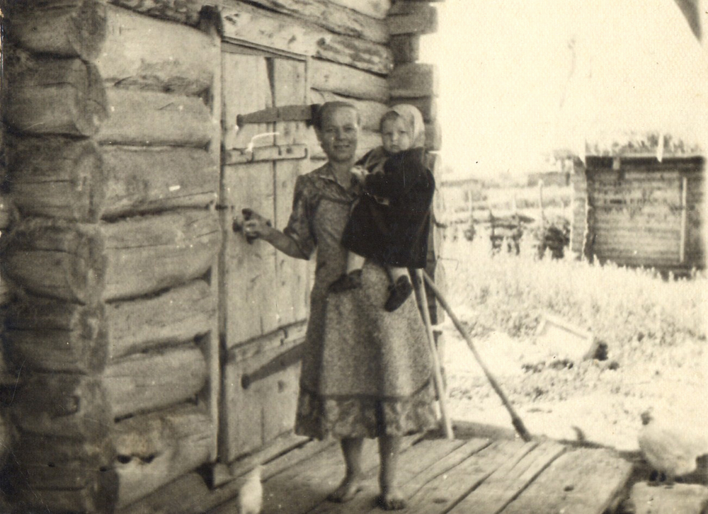 Я на руках у мамы в деревне Кряш-Шуран муслюмовского