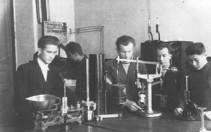 Лабораторные занятия в цементной лаборатории ведет Камышев Е.Ф. (2-й справа). 1940 год