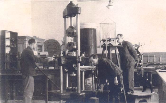 Занятия в лаборатории кафедры строительных материалов проводит Хакимов Ф.М. (справа). 1-й слева Зейферт Г.Д. 1947 год