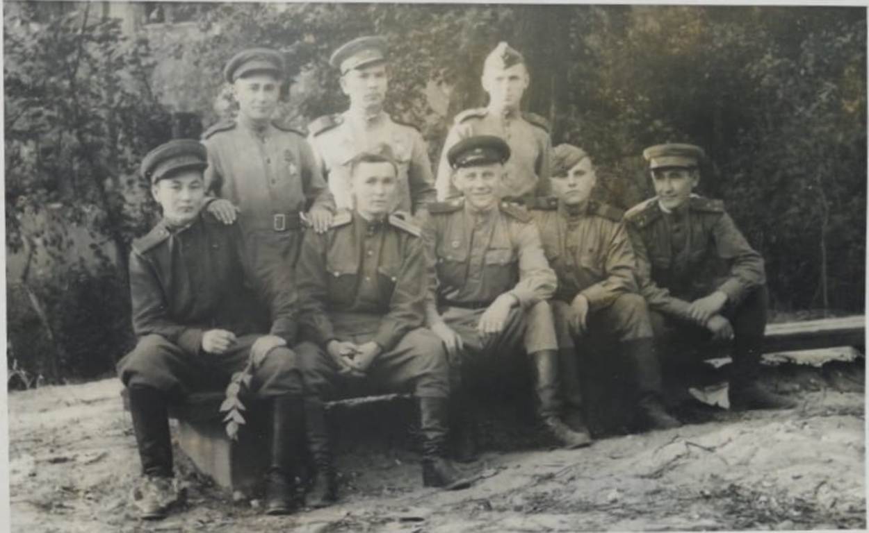 С боевыми товарищами. Берлин. 20 июля 1945 года Ярулла сидит второй слева