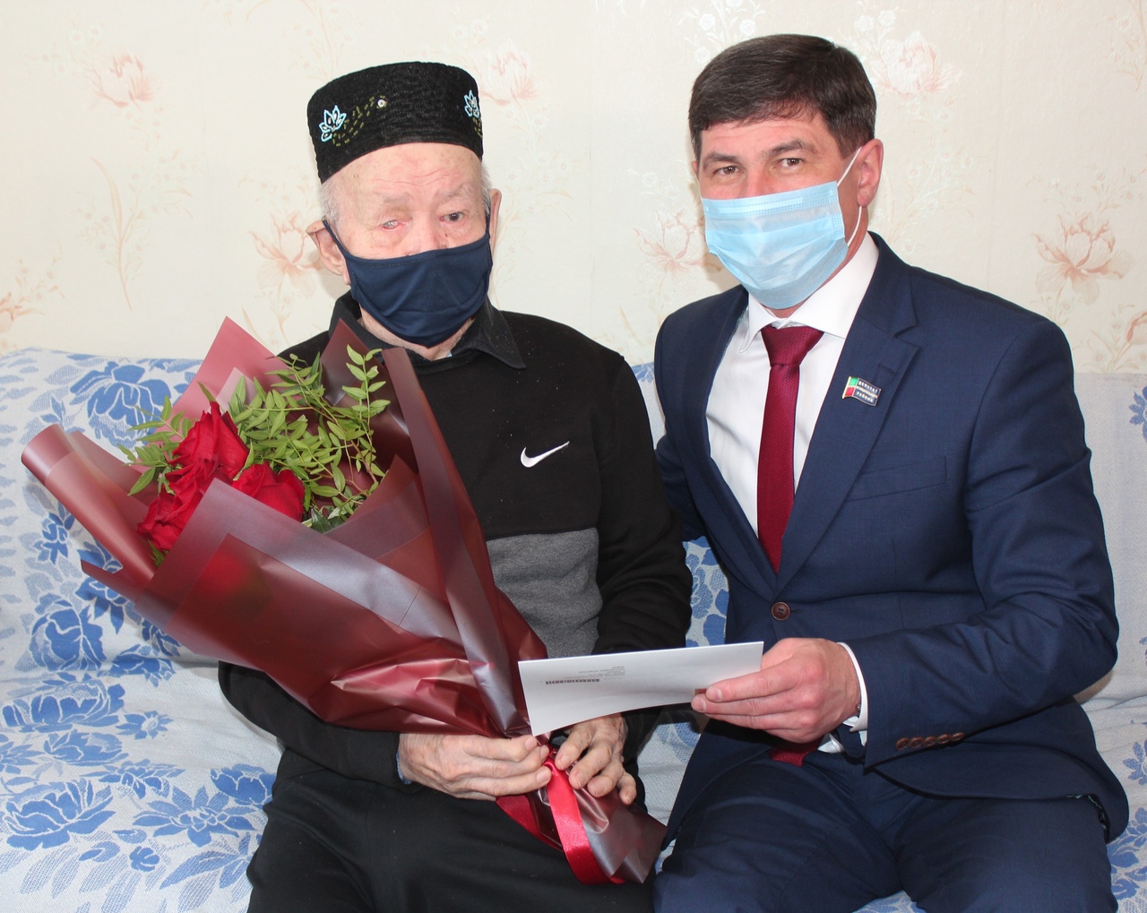 Ветеран Великой Отечественной войны принимает поздравления с 95-летием