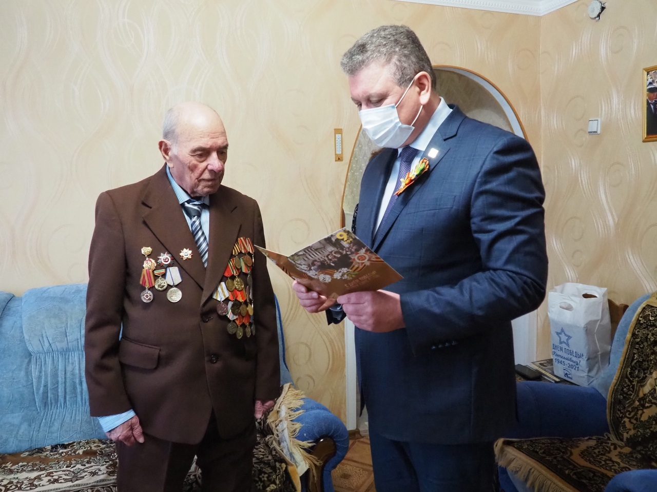 Глава района поздравил ветерана войны Александра Лебедева с наступающим Днем Победы